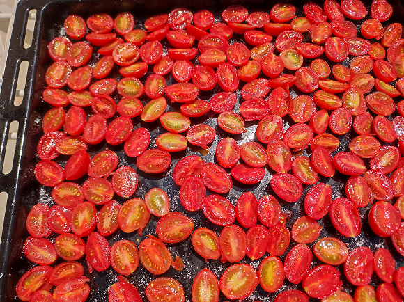 Preserving tomatoes in Sicily by drying them in the sun